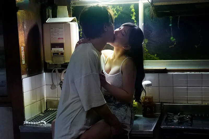 Đang chịch sướng thì mẹ gọi điện thoại em không nghe để anh lấy máy quay phim